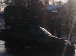 В Таганроге асфальт наказал водителя, нарушившего правила