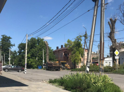 В Таганроге службы благоустройства спасли счётчик  и убрали ветки