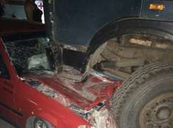 В Таганроге ехавшая со свадьбы иномарка попала под МАЗ