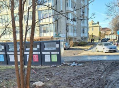 «Зона отчуждения»: таганроженка устроила «фотосессию» полностью уничтоженных дорог на Русском поле