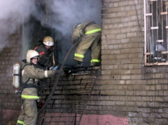 В Таганроге в пожаре на ул. Заводской спасли людей 