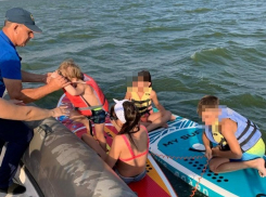 Спасатели помогли женщине с тремя детьми, которые дрейфовали в Таганрогском заливе