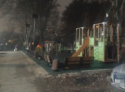 Детская площадка в Таганроге погружается в сумрак и как это связано с погодой?