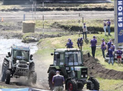 Под Ростовом прошли гонки на тракторах