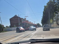 Таганрогский трамвай отомстил автомобилистам за своих побитых «коллег»