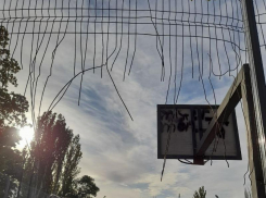 «Игры с унитазом»: в Таганроге игровая площадка превратилась в свалку из-за бездействия властей