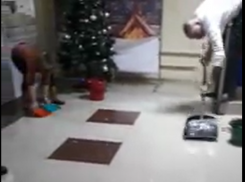 Таганрожцы лопатами и ведрами убирали канализационные отходы из офисов