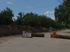 «Мужики, сделайте проезд хотя бы здесь!»: таганрожцы жалуются на перекрытую улицу и забытые сроки