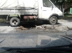 В Таганроге под газелью обвалилась земля и заблокировала выезд