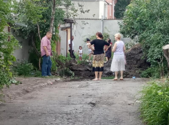 Врач не попал к ребенку, таганрожцы пролазят в дыры в заборе - «спасибо» «Водоканалу»