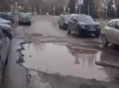 Из-за бездействия «Благоустройства» Таганрога, артистов везут по дороге из сплошных ям