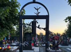 В память о героях России в Таганроге установлен мемориал «Колокол с журавлями» 