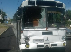 Автобус с пассажирами в Таганроге попал в нестандартное ДТП