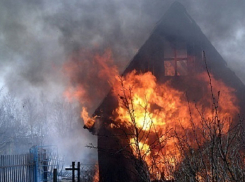 В Таганроге сгорели дача и сарай