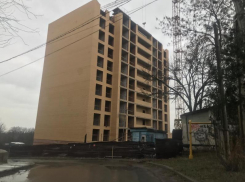 Помощника депутата беспокоит строительство многоэтажного дома в Таганроге