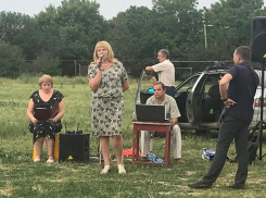 В День памяти и скорби кашей и водкой «придумала» задобрить избирателей Лариса Овсиенко