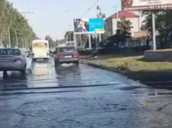По реке из питьевой воды ездят таганрожцы на улице Дзержинского