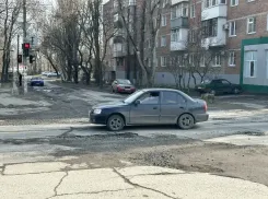 «Она здесь есть с тех пор, как я родился»: ямы на 10-м Новом возмущают даже таганрогских зумеров