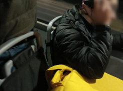 Пассажир занял два места в таганрогской маршрутке и там же поужинал