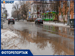 «Бегут ручьи, журчат ручьи»: в Таганроге снег превратился в огромные лужи