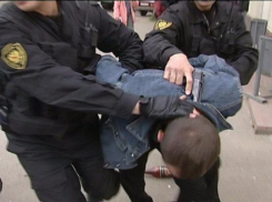 Двое таганрожцев пытались выбить долг, угрожая ножом