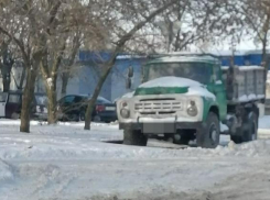 Таганрожцы просят убрать бесхозный и гниющий «ЗИЛ» на улице Попова