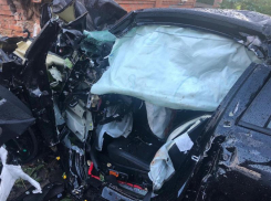 Три парня погибли под Таганрогом после того, как автомобиль врезался в дом