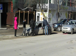 Автомобиль таганрожца провалился под асфальт, в месте работы «Водоканала»