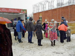 В Европейском квартале Таганрога с песнями и плясками отмечали Рождество