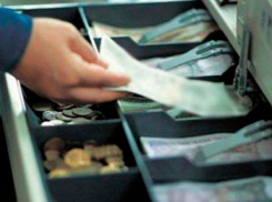 В Таганроге кассир супермаркета три месяца забирала деньги из кассы