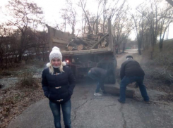 Волонтеры Таганрога убрали территорию около Бакинского моста 