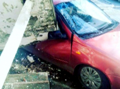 Бетонный козырек обрушился на припаркованный автомобиль в Таганроге