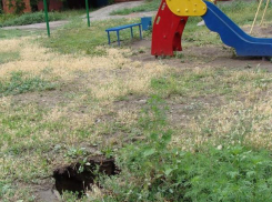 В Таганроге дети вынуждены играть между провалами с кипятком