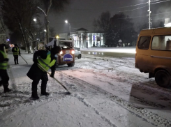 В Таганроге снег: МКУ «Благоустройство» проводит очистительные работы