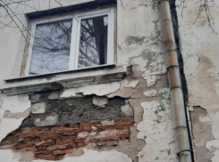 «Внимание таганрожцы! Просьба не подходить близко к зданию, происходит обрушение штукатурки!»