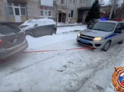 Сотрудники Госавтоинспекции вытащили застрявший в снегу автомобиль