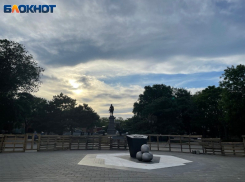 Солнечно и жарко днём, но все еще прохладно, для таганрогского лета, ночью 