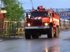 Ликвидировать два крупных пожара в Таганроге пришлось специалистам пожарной службы в выходные дни