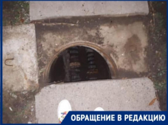 Открытый люк на пешеходной дорожке поджидает таганрожцев ночью