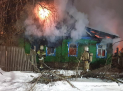 Пожар в новогоднюю ночь: 31 декабря пожарные тушили возгорание в частном доме