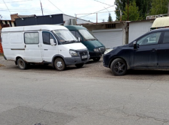  Убогие овощехранилища: в Таганроге торговцы активно используют автохлам как склады