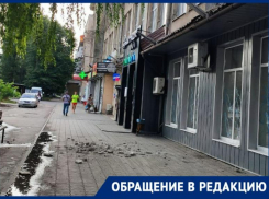 Со здания бывшего Механического колледжа Таганрога кирпичи сыпятся на прохожих