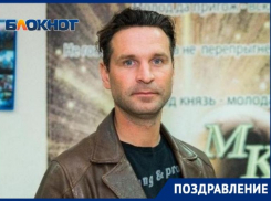 В женский день свой день рождения отмечает таганрожец Виктор Добронравов
