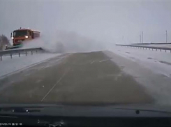 На борьбу со стихией на дороги области вышла спецтехника и МЧС