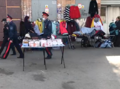 Таганроженка заметила дружеские отношения казаков и полиции с продавцами контрафактных сигарет