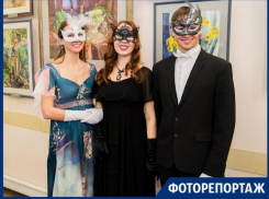 В Таганроге дамы и господа закружили в танцах на весеннем бале-маскараде