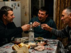 Обиженный житель Таганрога накинулся с ножом на своих собутыльников