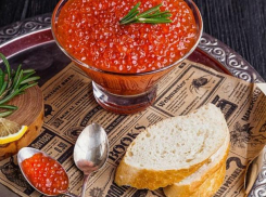 Таганрожцам рассказали, как выбрать качественную красную икру на праздничный стол