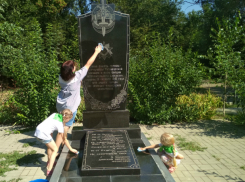 Дети из детского сада №71 не забывают, что они - шефы над памятником воинам