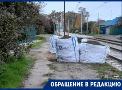 «Синара» устанавливает опоры посреди грунтовой дороги 
